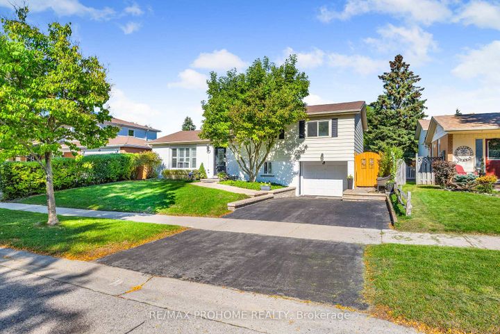 Photo 1 at 32 Sir Bedevere Place, Markham Village, Markham