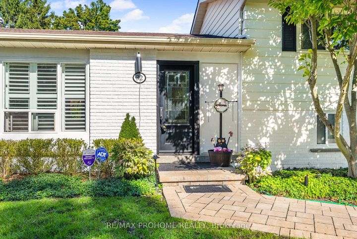 Photo 3 at 32 Sir Bedevere Place, Markham Village, Markham