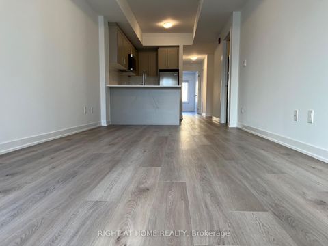 Photo 4 at 5 - 10 Marquette Avenue, Lawrence, Toronto