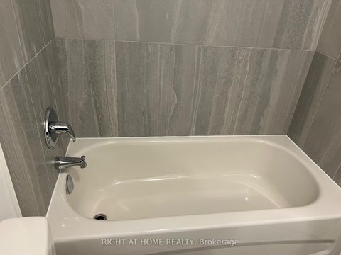 Photo 11 at 5 - 10 Marquette Avenue, Lawrence, Toronto