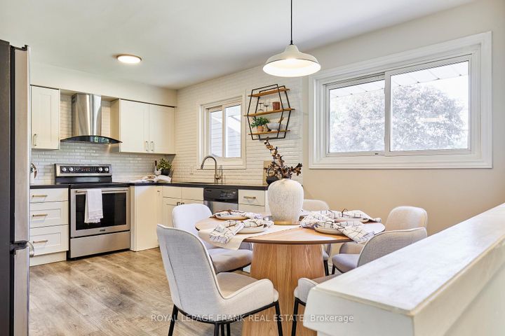 Photo 8 at 432 Park Road N, McLaughlin, Oshawa