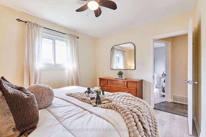 Photo 17 at 432 Park Road N, McLaughlin, Oshawa