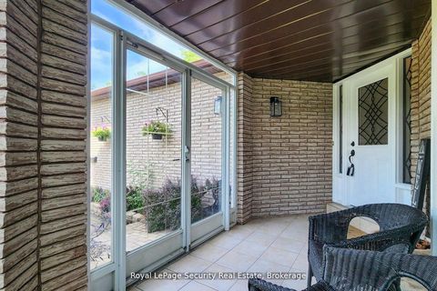 Photo 4 at 122 Browning Trail, Letitia Heights, Barrie