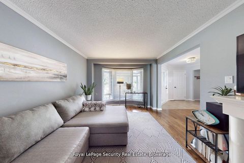Photo 7 at 122 Browning Trail, Letitia Heights, Barrie