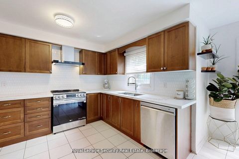 Photo 14 at 122 Browning Trail, Letitia Heights, Barrie