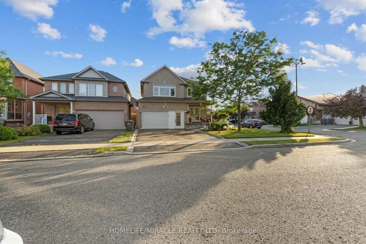 Photo 11 at 44 Newark Way, Fletcher's Meadow, Brampton