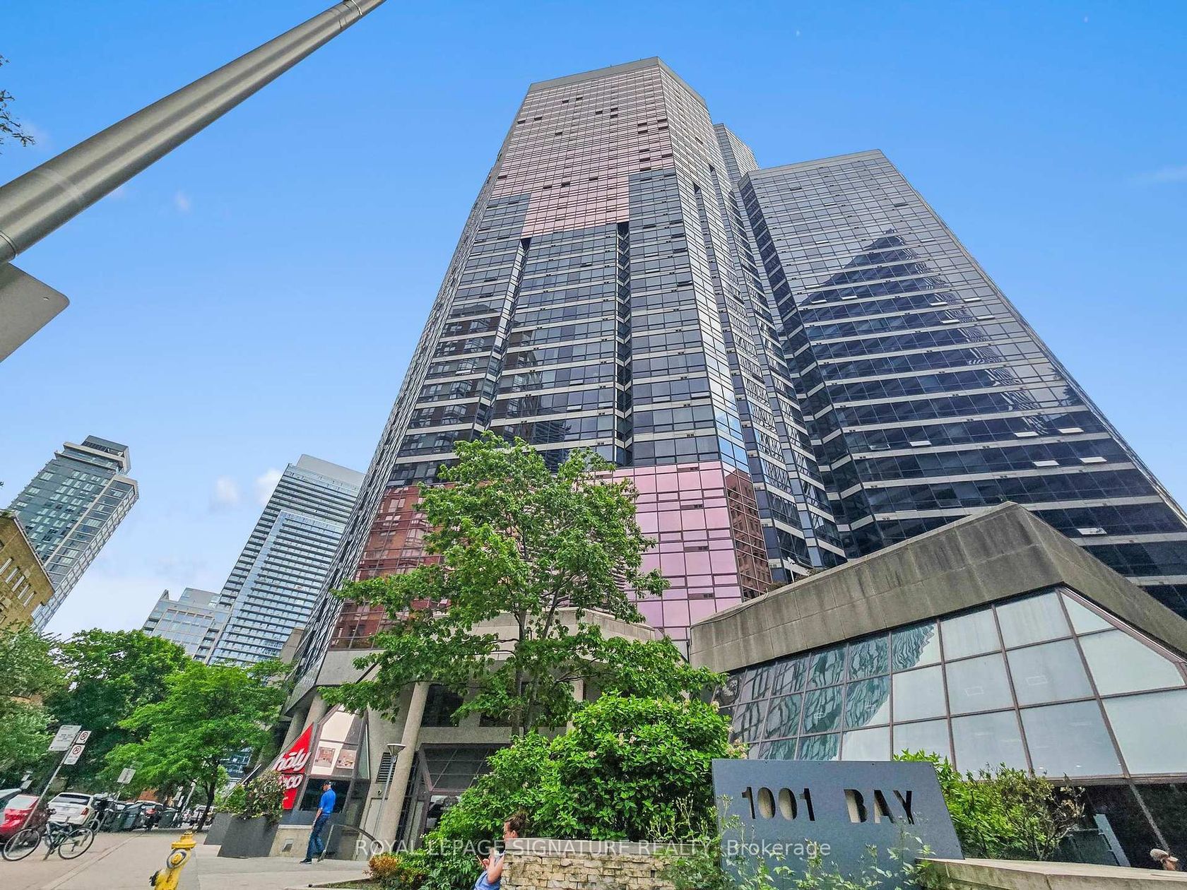 403 - 1001 Bay Street, Bay Street Corridor, Toronto by Loree Meneguzzi Real Estate 403 - 1001 Bay Street, Bay Street Corridor, Toronto