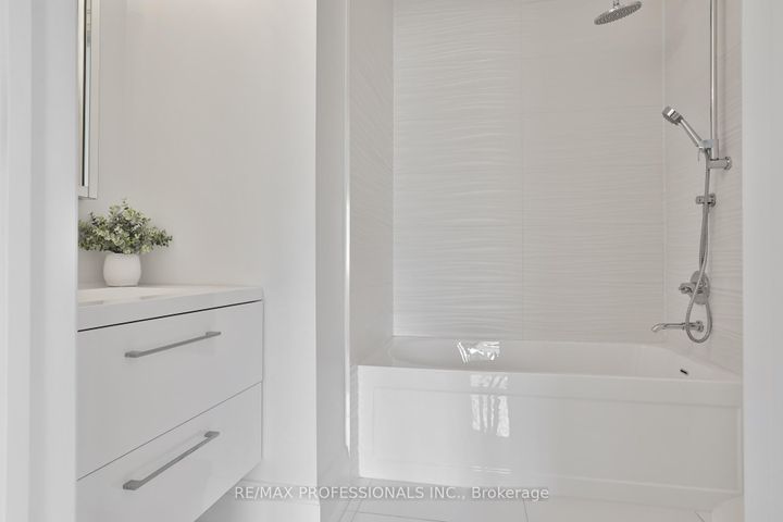 Photo 32 at 6 Meadowcrest Road, Queensway, Toronto