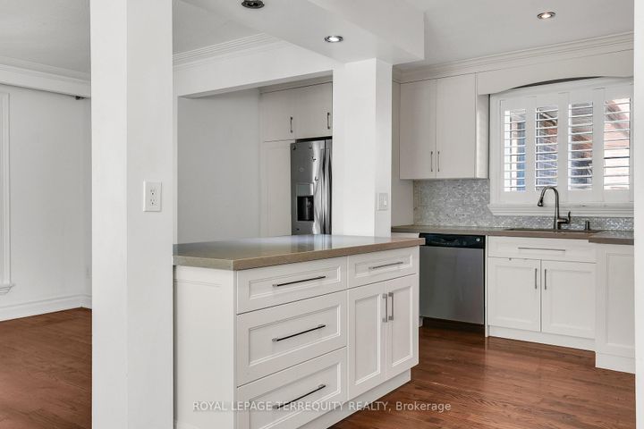 Photo 8 at 19 Wall Avenue, Pelmo Park W4, Toronto