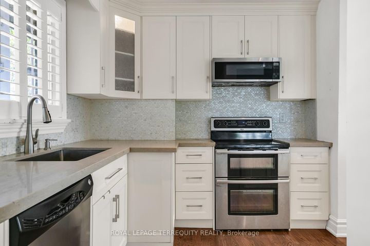 Photo 10 at 19 Wall Avenue, Pelmo Park W4, Toronto