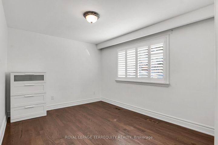 Photo 11 at 19 Wall Avenue, Pelmo Park W4, Toronto