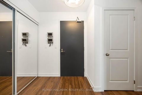 Photo 2 at 902 - 105 George Street, Moss Park, Toronto