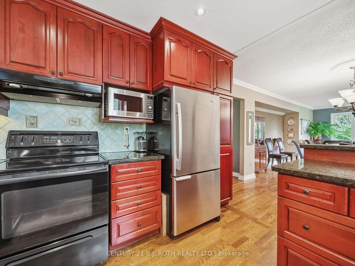 Photo 11 at 18 Claypine Trail, Brampton North, Brampton