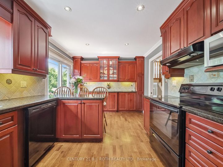 Photo 12 at 18 Claypine Trail, Brampton North, Brampton