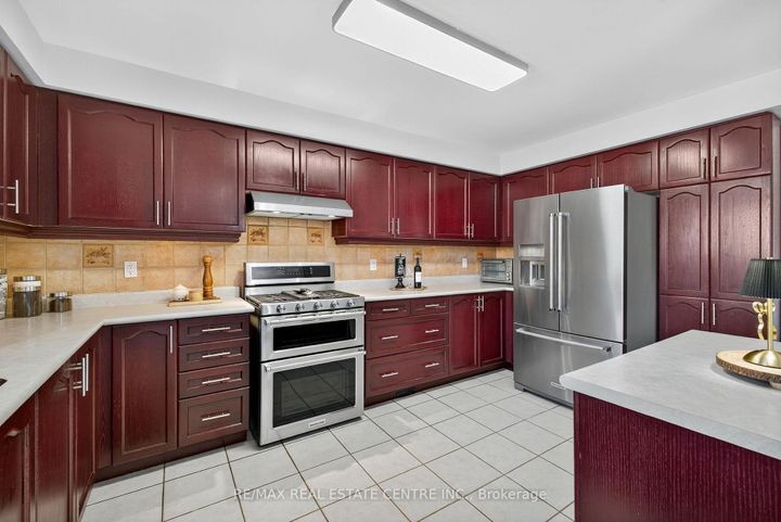 Photo 11 at 7 Larkmead Place, Wellington, Brampton
