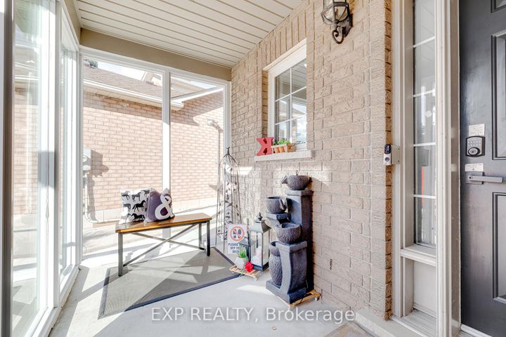 Photo 2 at 44 Pentland Road, Waterdown, Hamilton