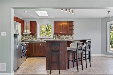 Photo 4 at 28 Virginia Boulevard, Virginia, Georgina