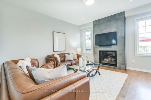 Photo 10 at 31 Watkins Glen Crescent, Bayview Wellington, Aurora