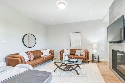 Photo 12 at 31 Watkins Glen Crescent, Bayview Wellington, Aurora