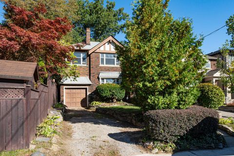 Photo 1 at 2 Parklea Drive, Leaside, Toronto