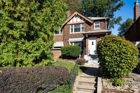 Photo 3 at 2 Parklea Drive, Leaside, Toronto