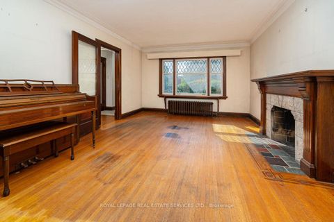 Photo 7 at 2 Parklea Drive, Leaside, Toronto