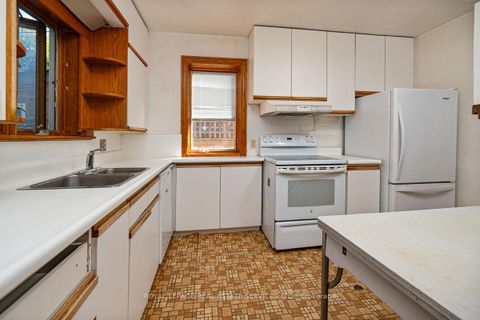 Photo 12 at 2 Parklea Drive, Leaside, Toronto