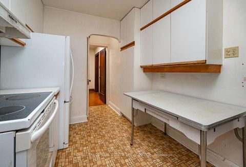 Photo 14 at 2 Parklea Drive, Leaside, Toronto