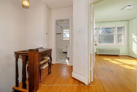 Photo 16 at 2 Parklea Drive, Leaside, Toronto