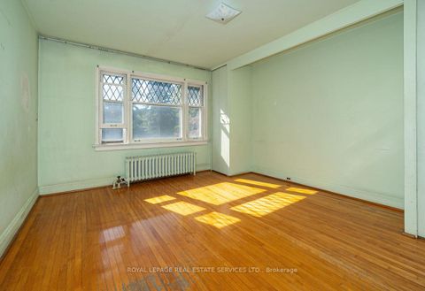 Photo 17 at 2 Parklea Drive, Leaside, Toronto