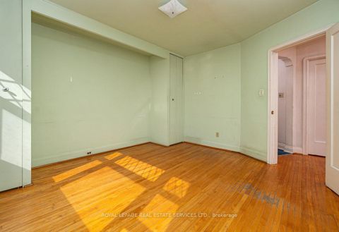 Photo 18 at 2 Parklea Drive, Leaside, Toronto