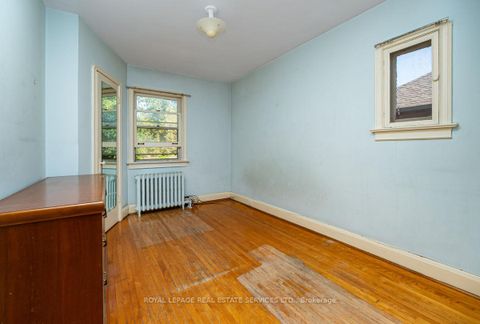 Photo 19 at 2 Parklea Drive, Leaside, Toronto