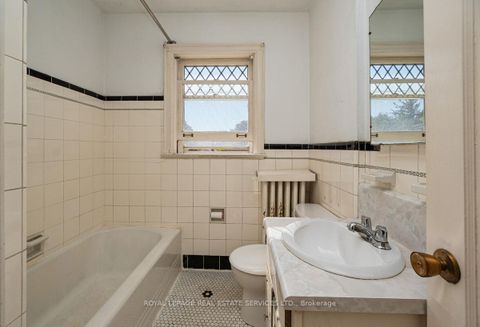 Photo 24 at 2 Parklea Drive, Leaside, Toronto