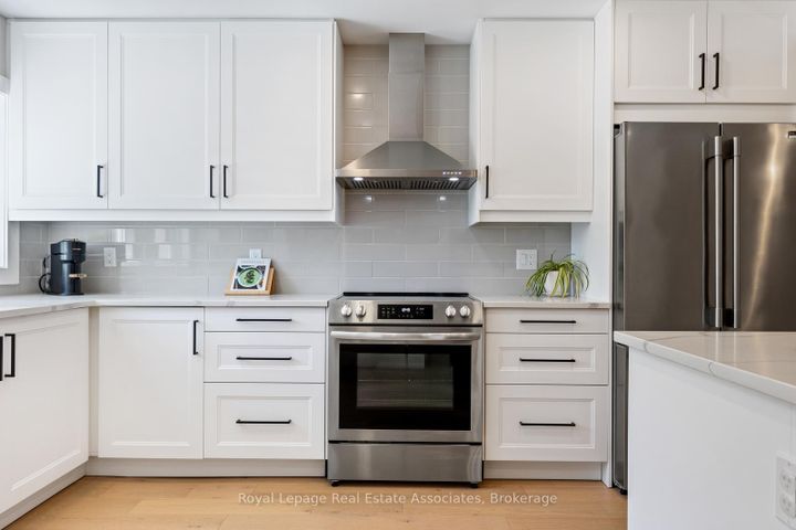 Photo 14 at 20 - 1020 Walden Circle, Clarkson, Mississauga