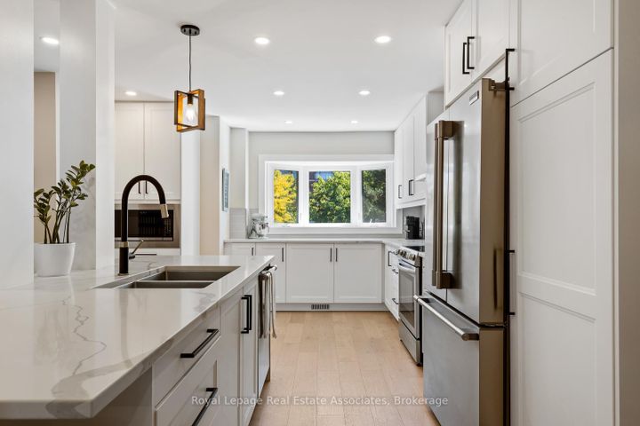 Photo 16 at 20 - 1020 Walden Circle, Clarkson, Mississauga
