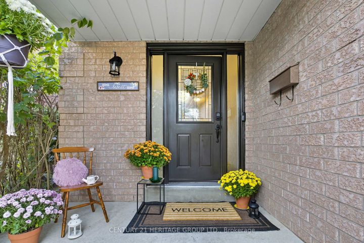 Photo 3 at 398 Carruthers Avenue, Summerhill Estates, Newmarket