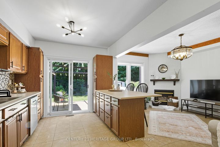 Photo 14 at 398 Carruthers Avenue, Summerhill Estates, Newmarket