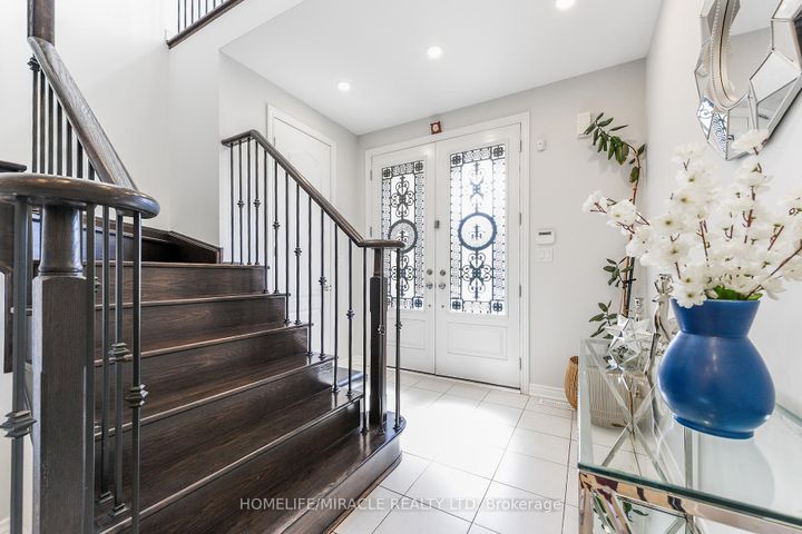 Photo 4 at 122 Bonnie Braes Drive, Credit Valley, Brampton