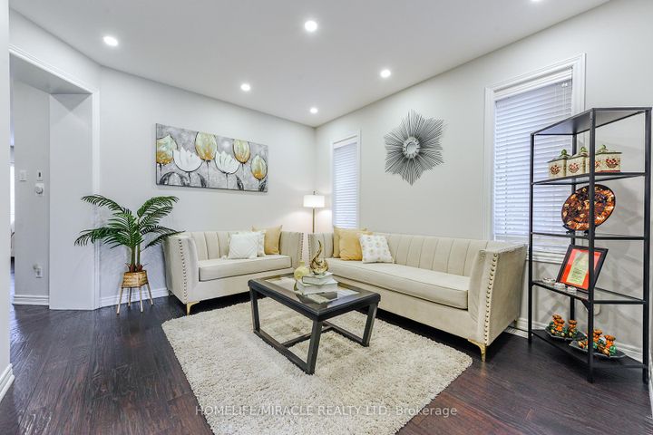 Photo 5 at 122 Bonnie Braes Drive, Credit Valley, Brampton