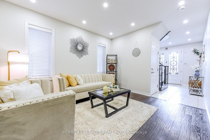 Photo 6 at 122 Bonnie Braes Drive, Credit Valley, Brampton