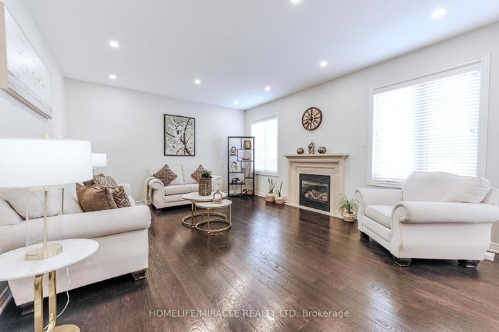 Photo 7 at 122 Bonnie Braes Drive, Credit Valley, Brampton