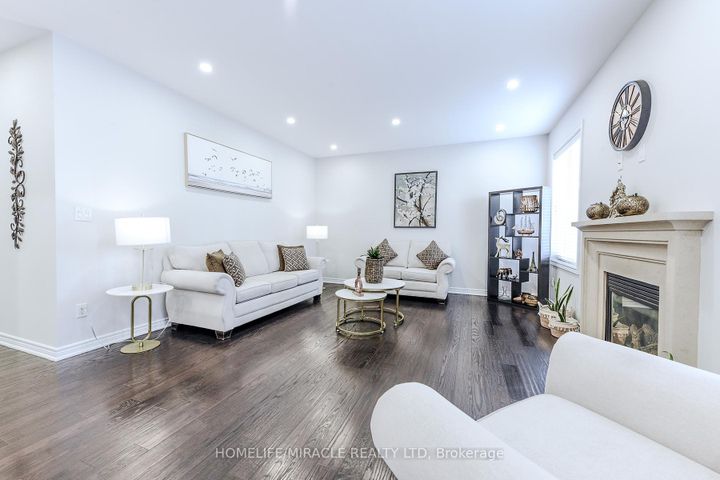 Photo 8 at 122 Bonnie Braes Drive, Credit Valley, Brampton