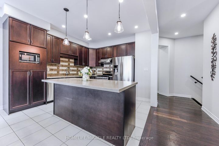 Photo 11 at 122 Bonnie Braes Drive, Credit Valley, Brampton