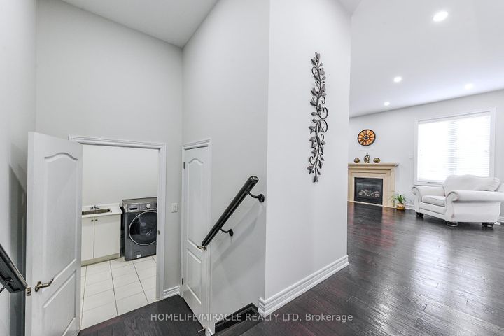 Photo 12 at 122 Bonnie Braes Drive, Credit Valley, Brampton