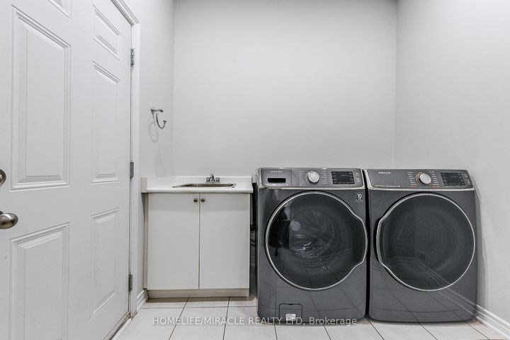 Photo 13 at 122 Bonnie Braes Drive, Credit Valley, Brampton
