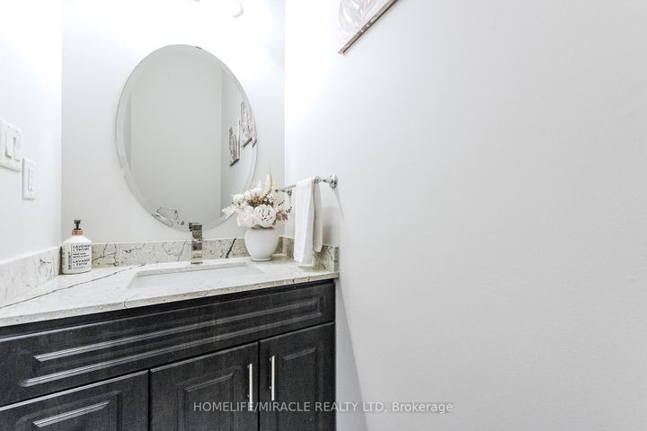 Photo 14 at 122 Bonnie Braes Drive, Credit Valley, Brampton