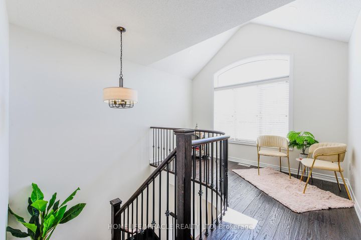 Photo 16 at 122 Bonnie Braes Drive, Credit Valley, Brampton