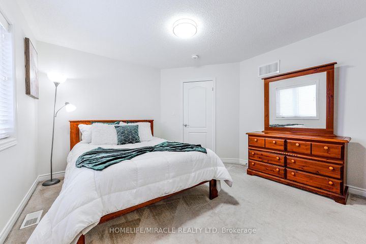 Photo 17 at 122 Bonnie Braes Drive, Credit Valley, Brampton
