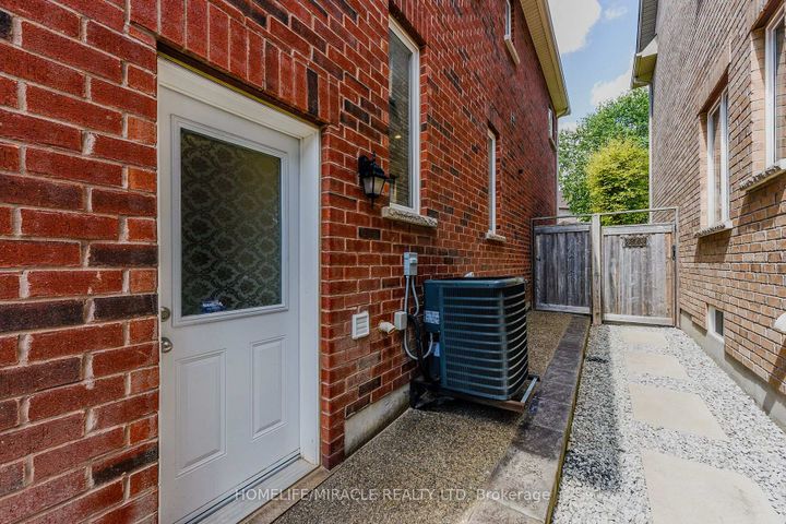 Photo 32 at 122 Bonnie Braes Drive, Credit Valley, Brampton