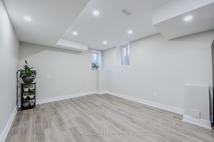 Photo 35 at 122 Bonnie Braes Drive, Credit Valley, Brampton